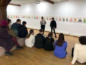 Schülerinnen und Schüler der neunten Klasse der Theodor-Heuss-Schule zu Besuch im Kunstverein Brackenheim