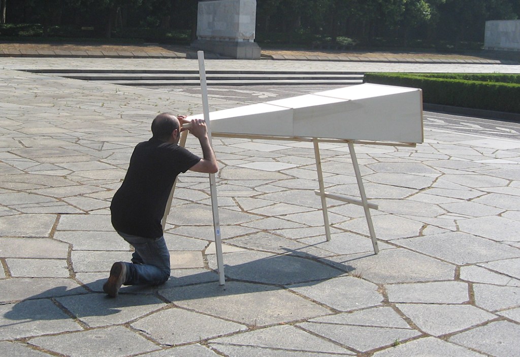 Vito Pace mit dem Betrachtungsapparat